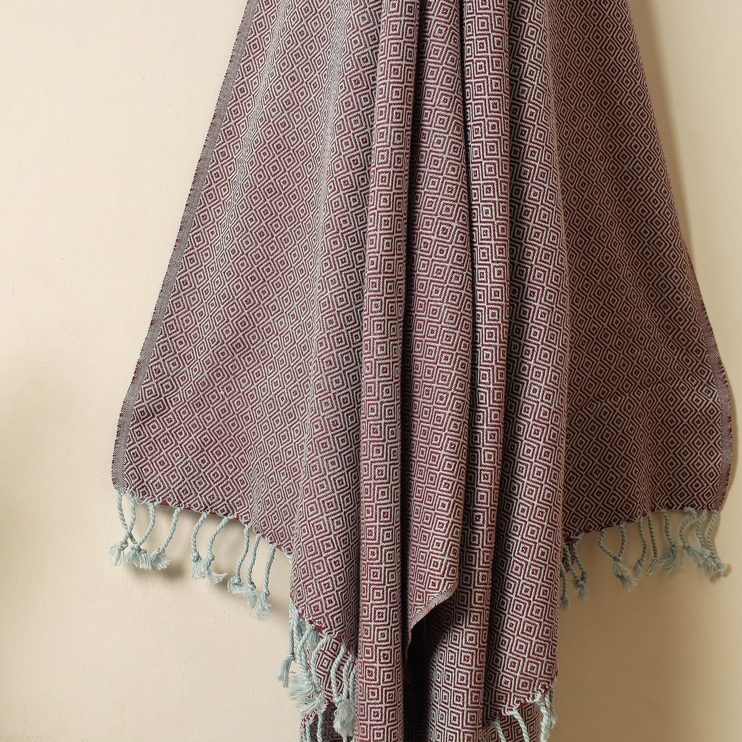 Buy Handloom Cotton Towel with Tassels from Bijnor by Nizam l iTokri.com