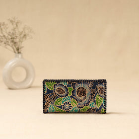 Handcrafted embossed leather wallet 44