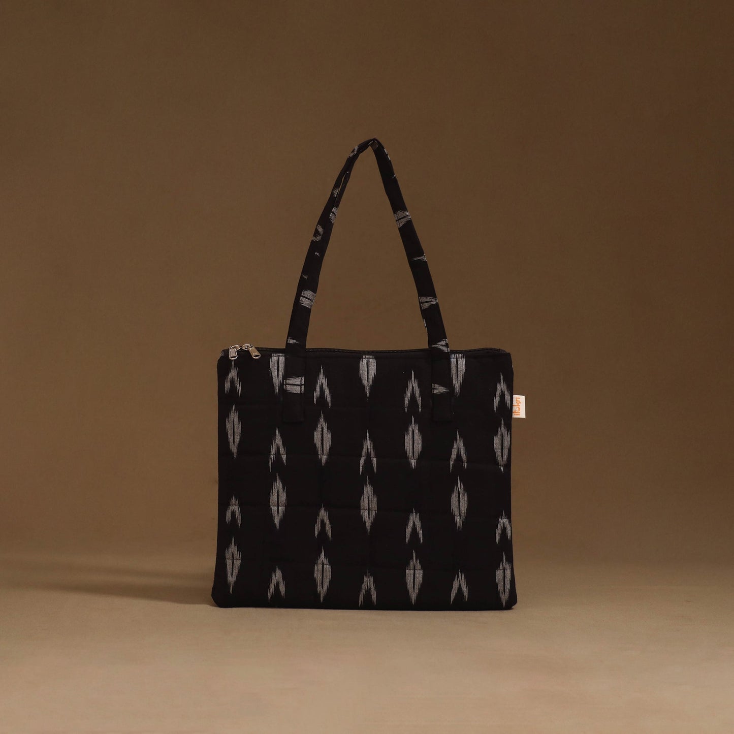 Handcrafted quilted handbag 05