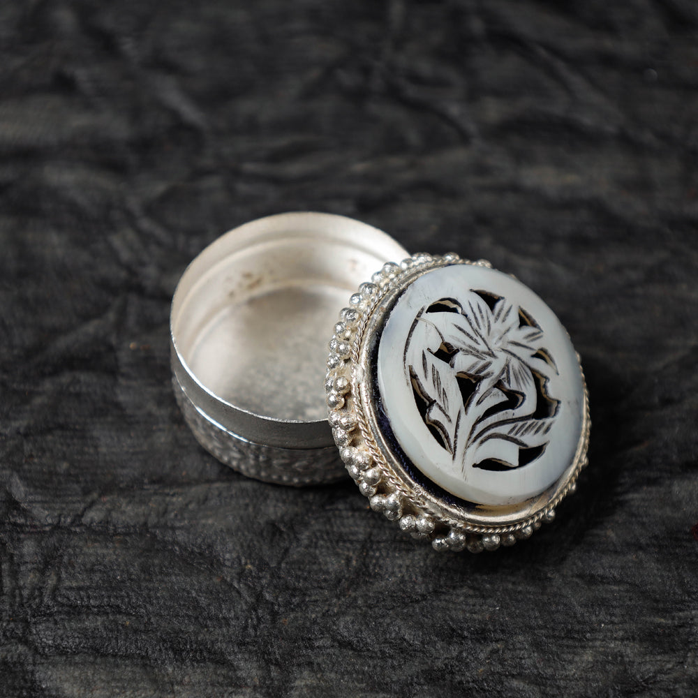  Handcrafted Seashell Sindoor Box Online at iTokri.com 