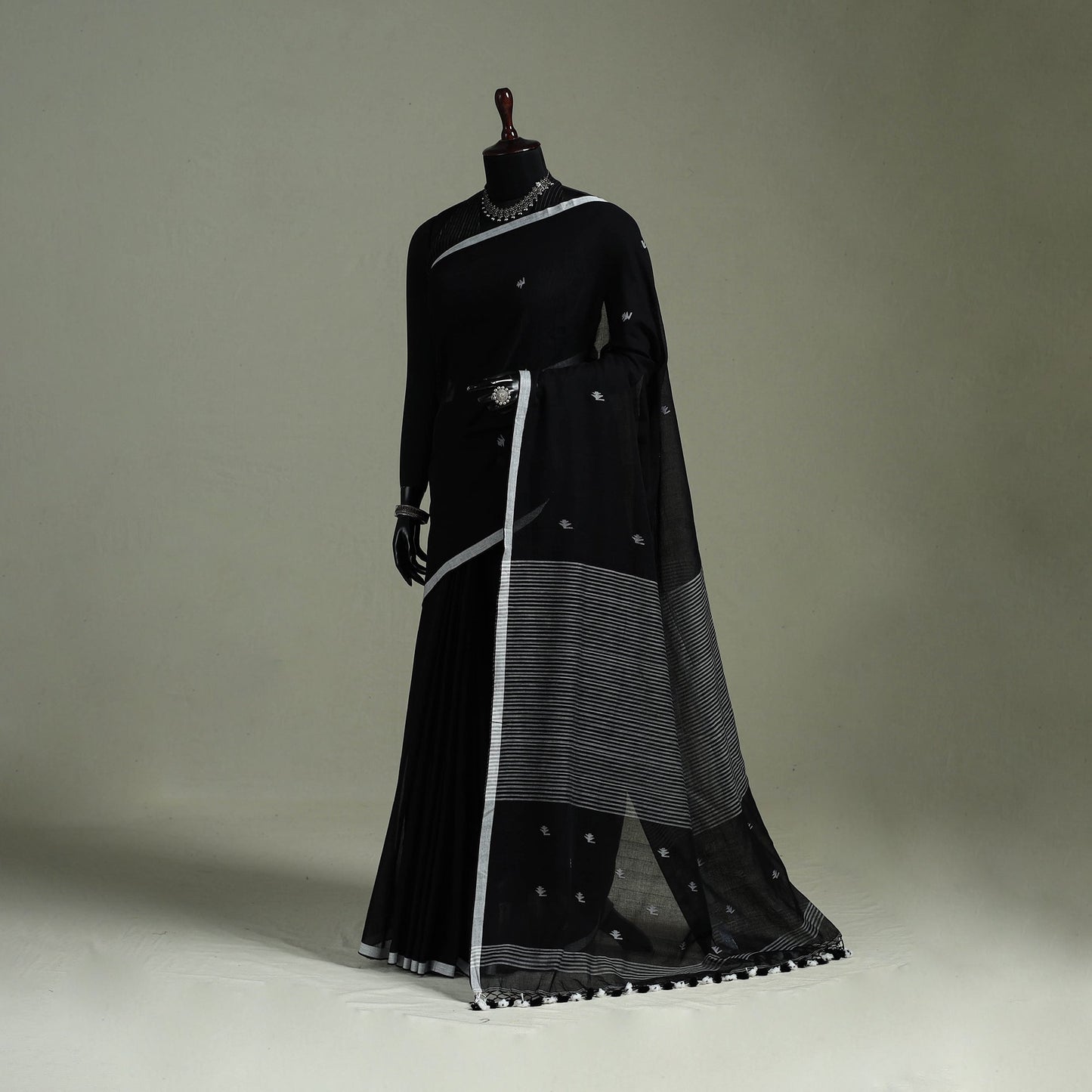 Handloom pure mul cotton phulia jamdani saree with tassels