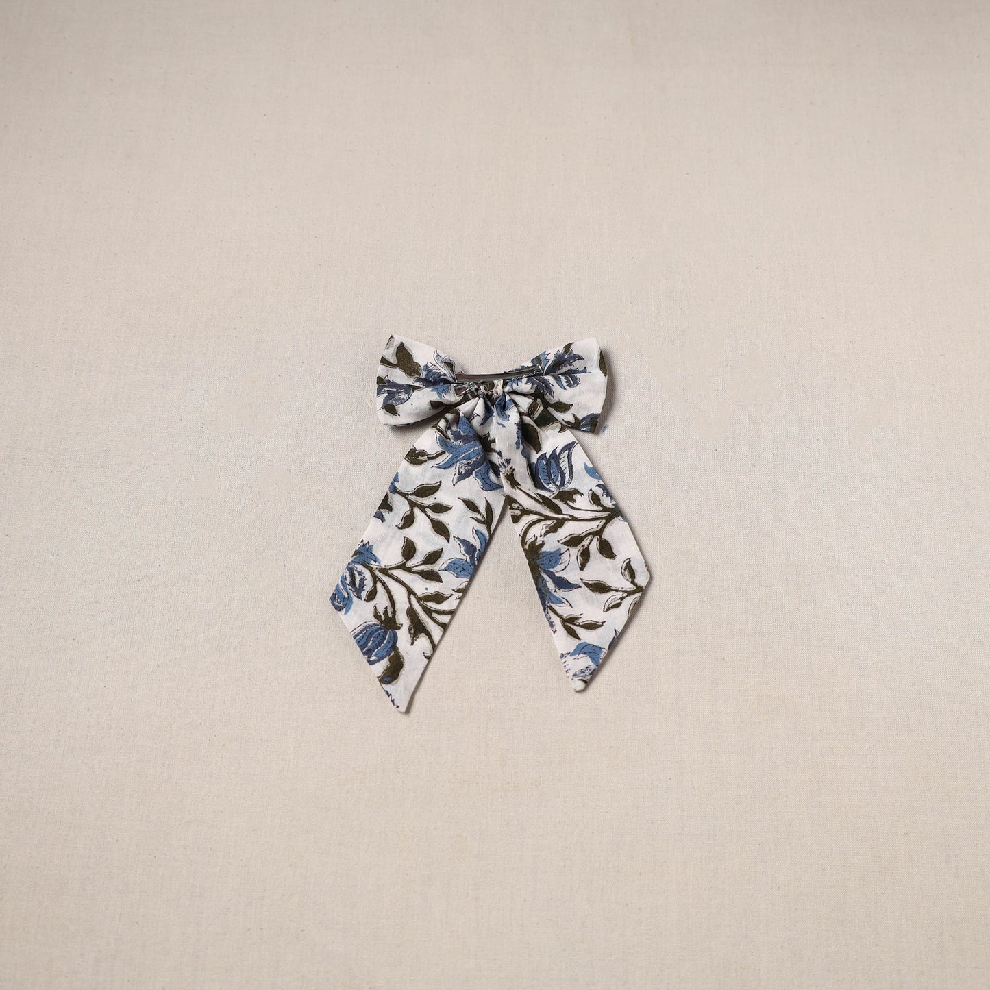 Handmade women’s bow hair clip 01 - handcrafted