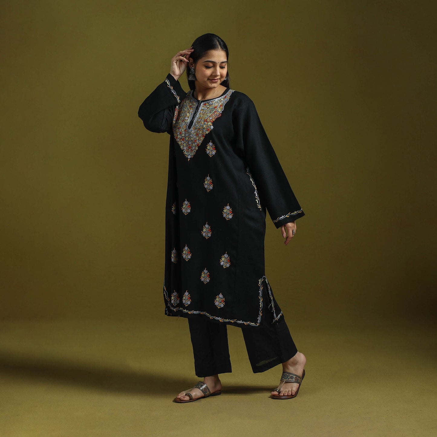 Handwoven aari hand embroidered kashmiri pure wool pheran