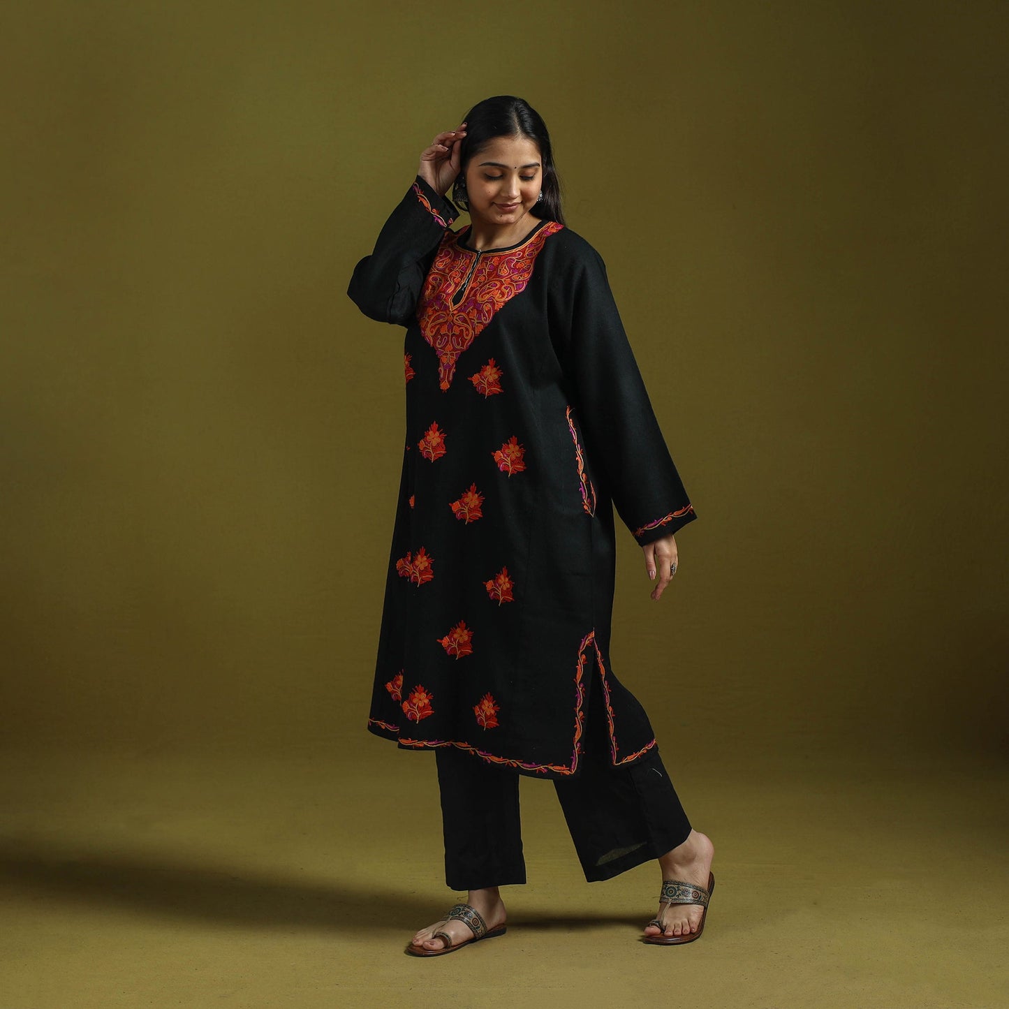 Handwoven aari hand embroidered kashmiri pure wool pheran