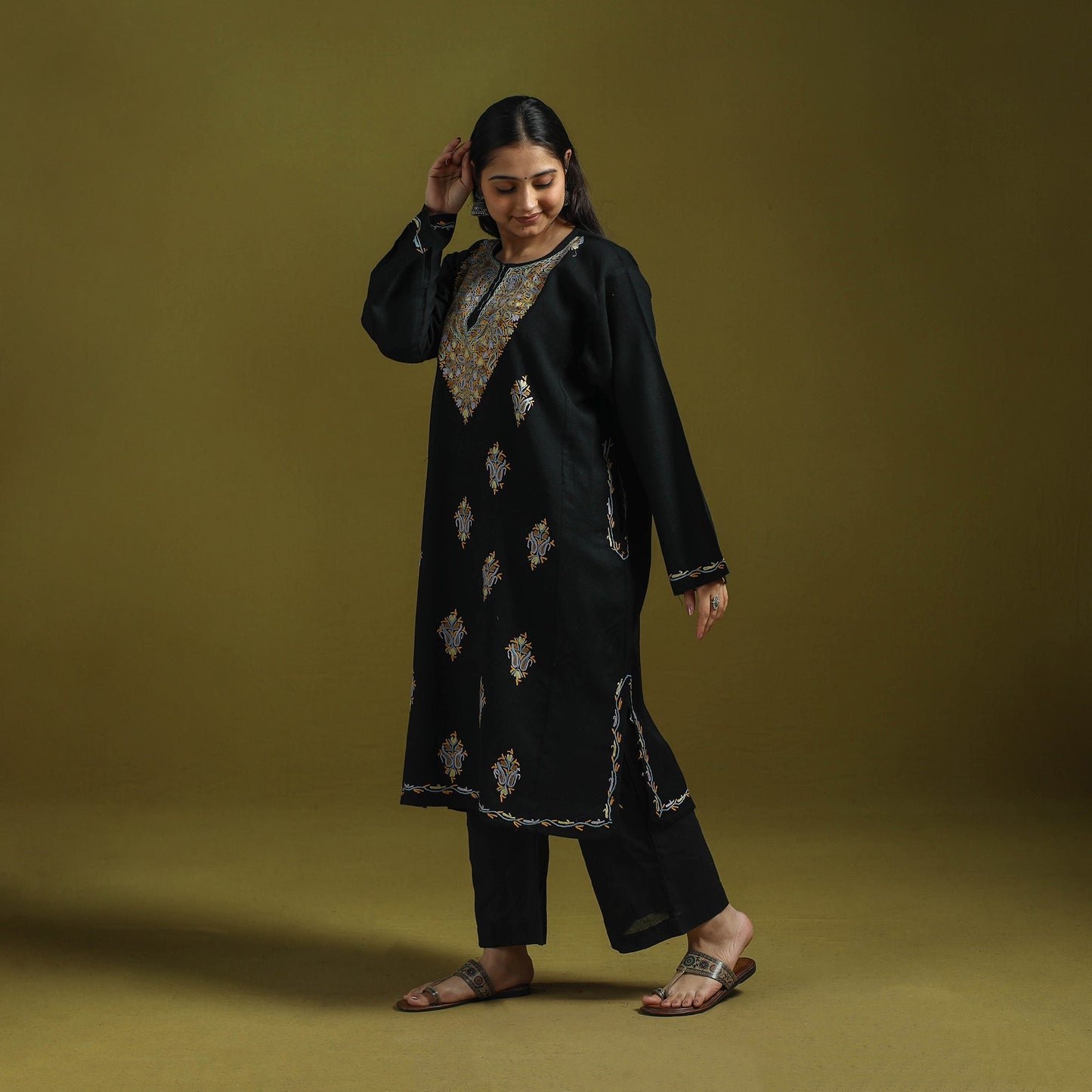 Handwoven aari hand embroidered kashmiri pure wool pheran