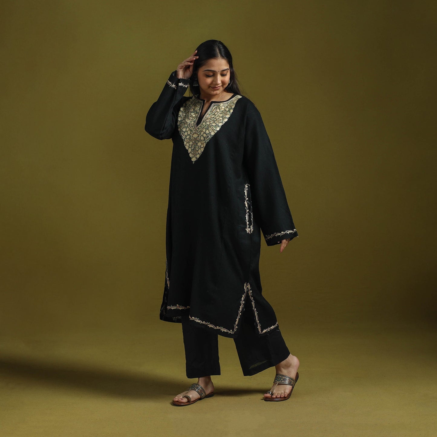 Handwoven aari hand embroidered kashmiri pure wool pheran