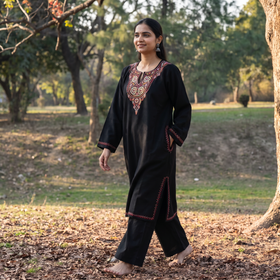 Black Handwoven Sozni Hand Embroidered Kashmiri Pure Wool Pheran, worn by a model, AI visual of the pheran, iTokri