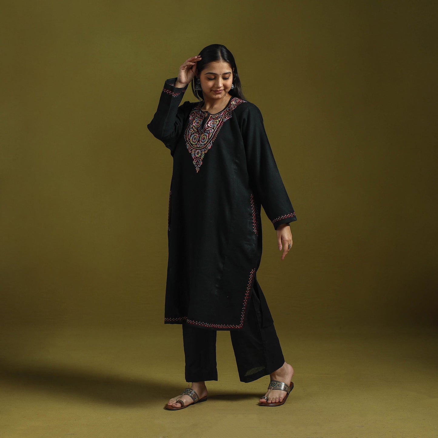 Handwoven sozni hand embroidered kashmiri pure wool pheran