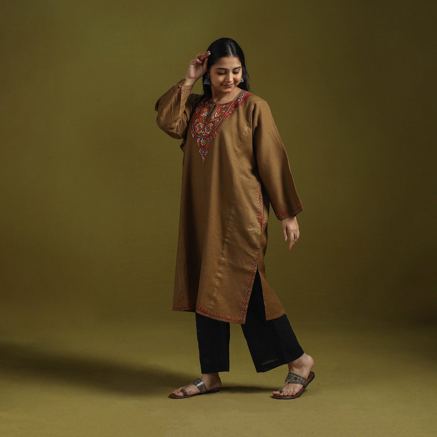 Handwoven sozni hand embroidered kashmiri pure wool pheran