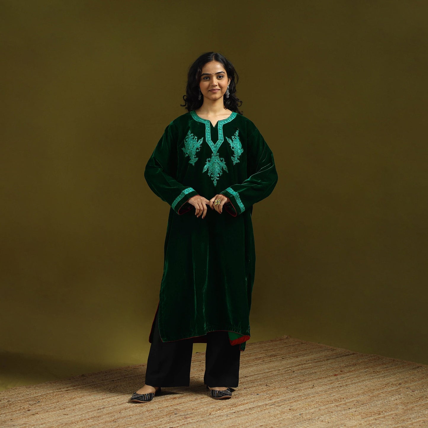 Handwoven sozni hand embroidered kashmiri velvet pheran 42