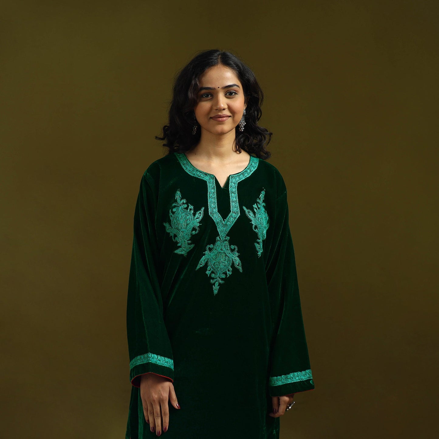 Handwoven sozni hand embroidered kashmiri velvet pheran 42