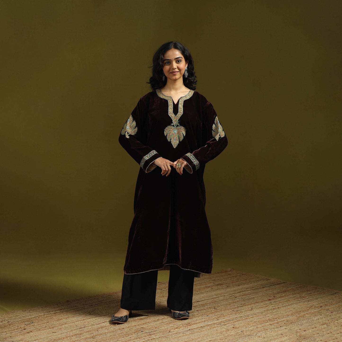 Handwoven sozni hand embroidered kashmiri velvet pheran 43