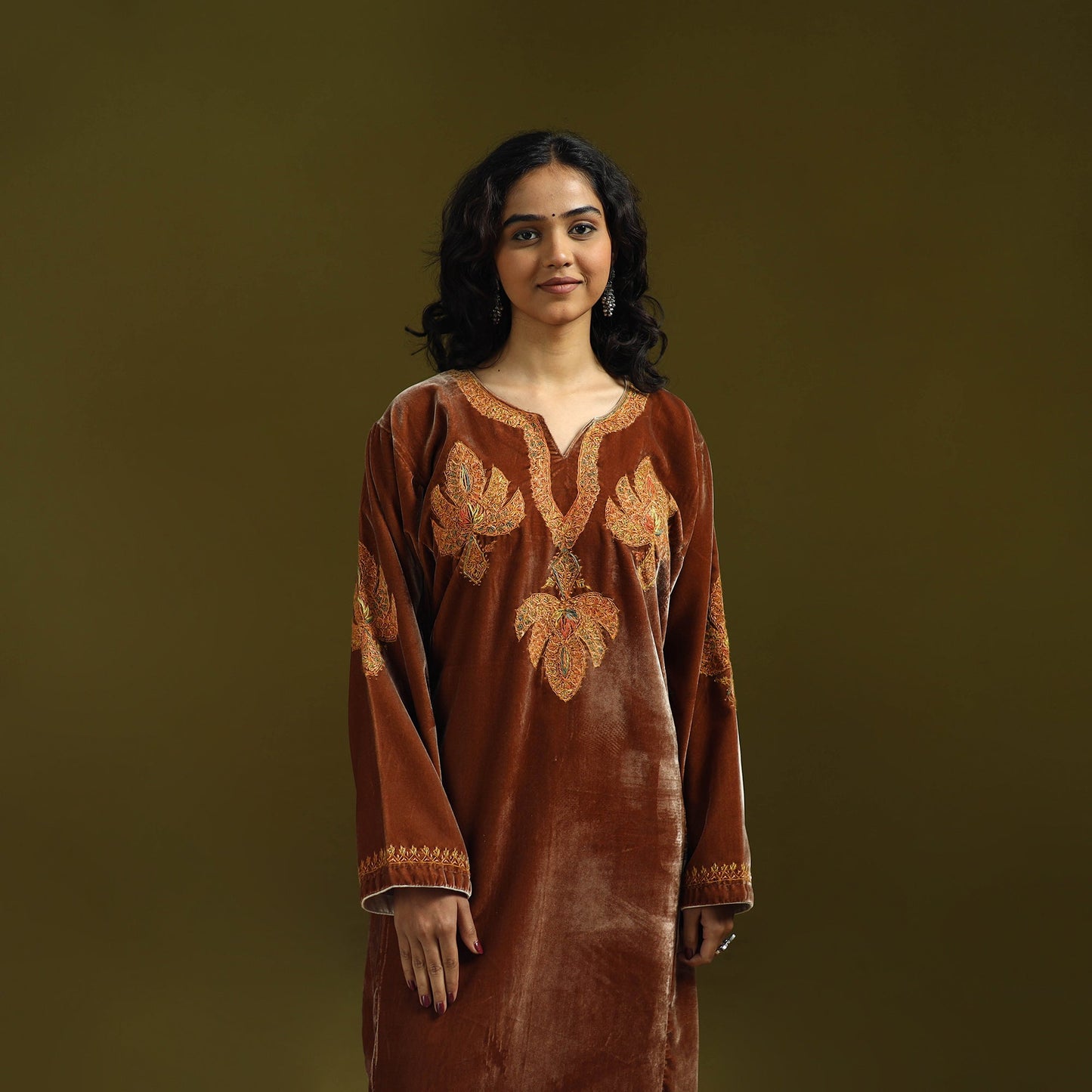 Handwoven sozni hand embroidered kashmiri velvet pheran 44