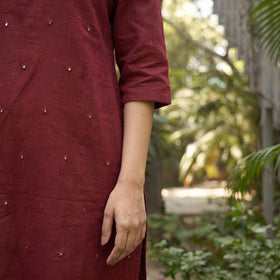 Maroon - Kala Cotton Scattered Mirrors Kurta, sleeve close-up, AI visual