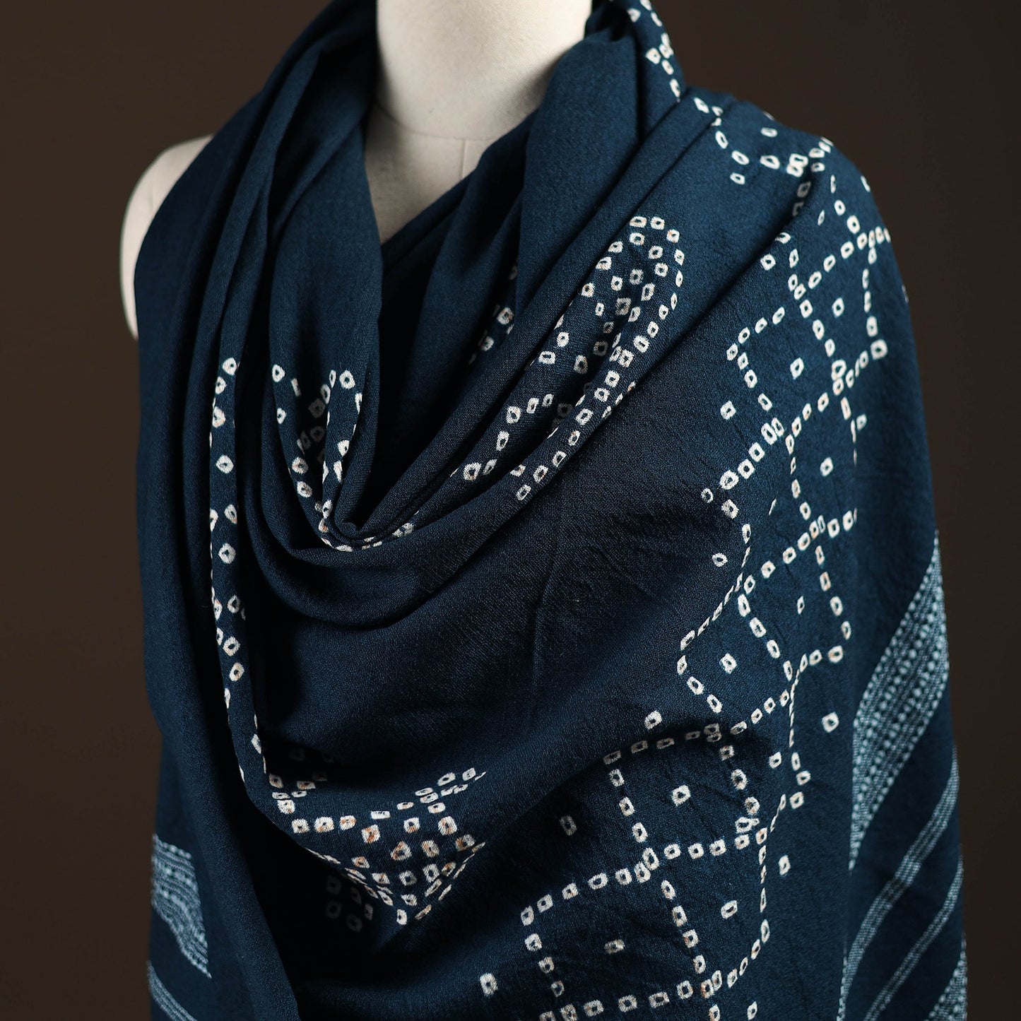 Kutch bhujodi handwoven merino wool bandhani tie-dye shawl