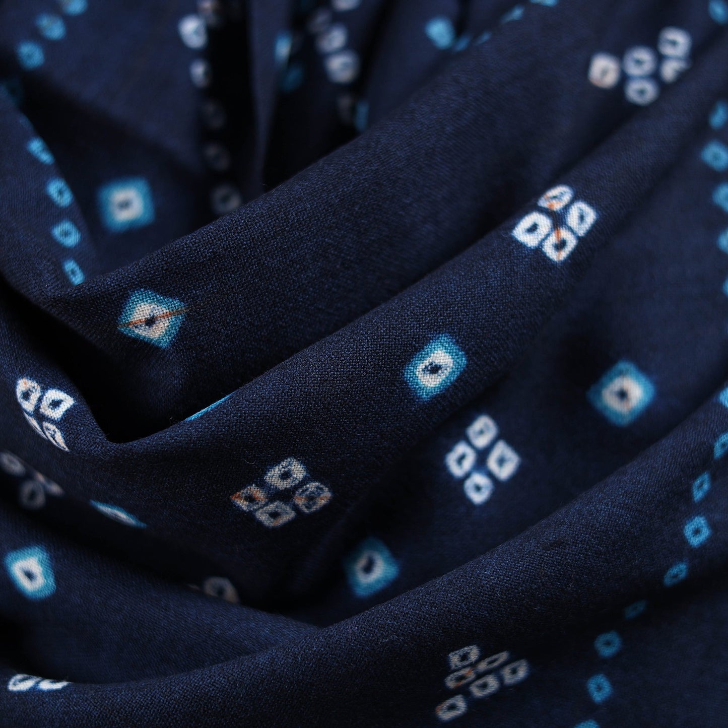 Kutch handwoven merino wool tie-dye bandhani shawl 05