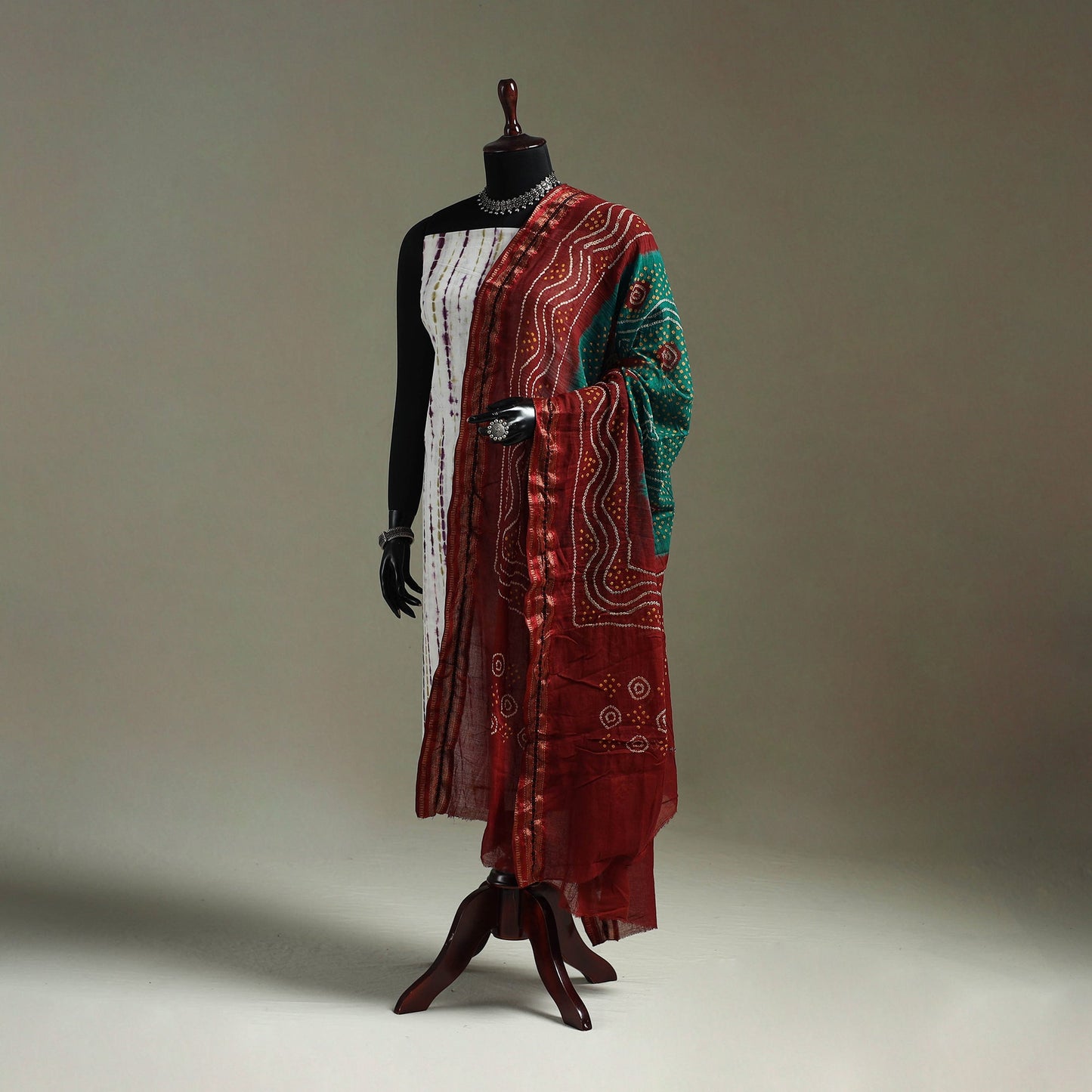 Kutch tie-dye pure mul cotton bandhani dupatta with border