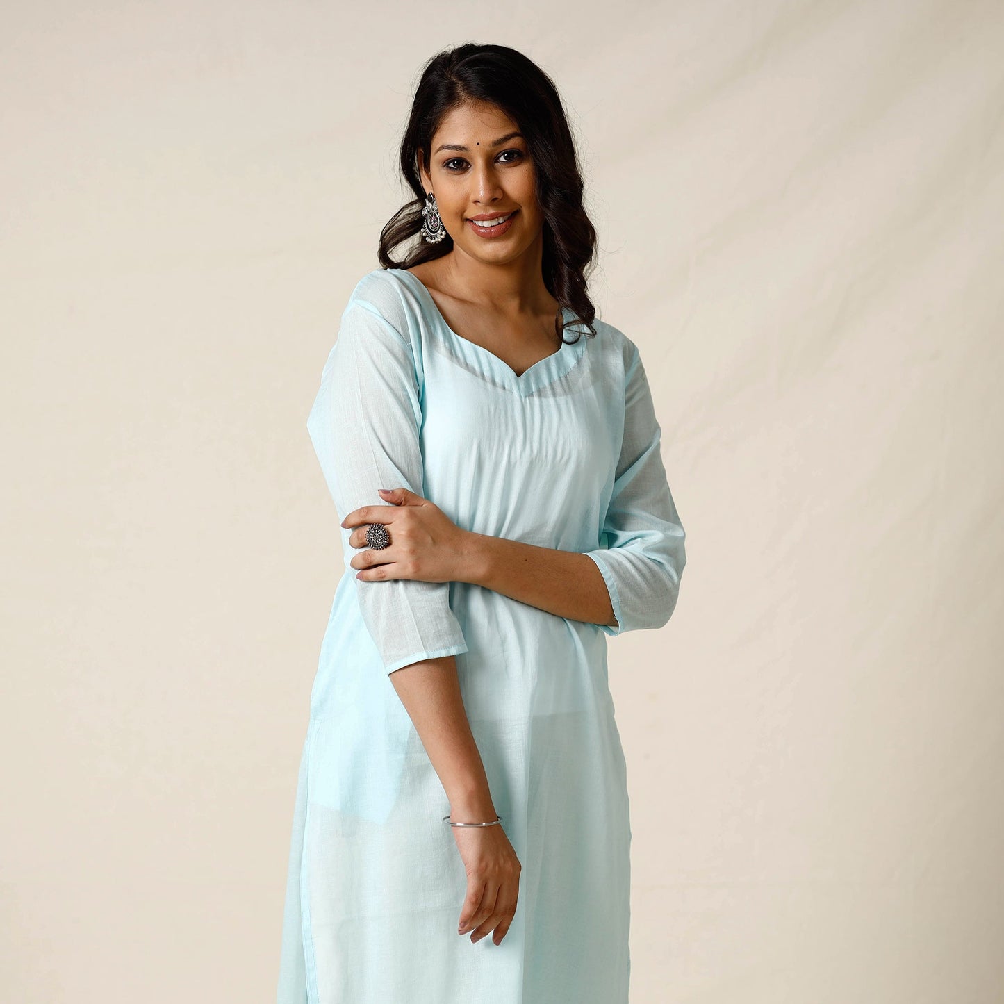 Buy Mulmalai Cotton Plain Dyed Long Kurta Online at iTokri.com