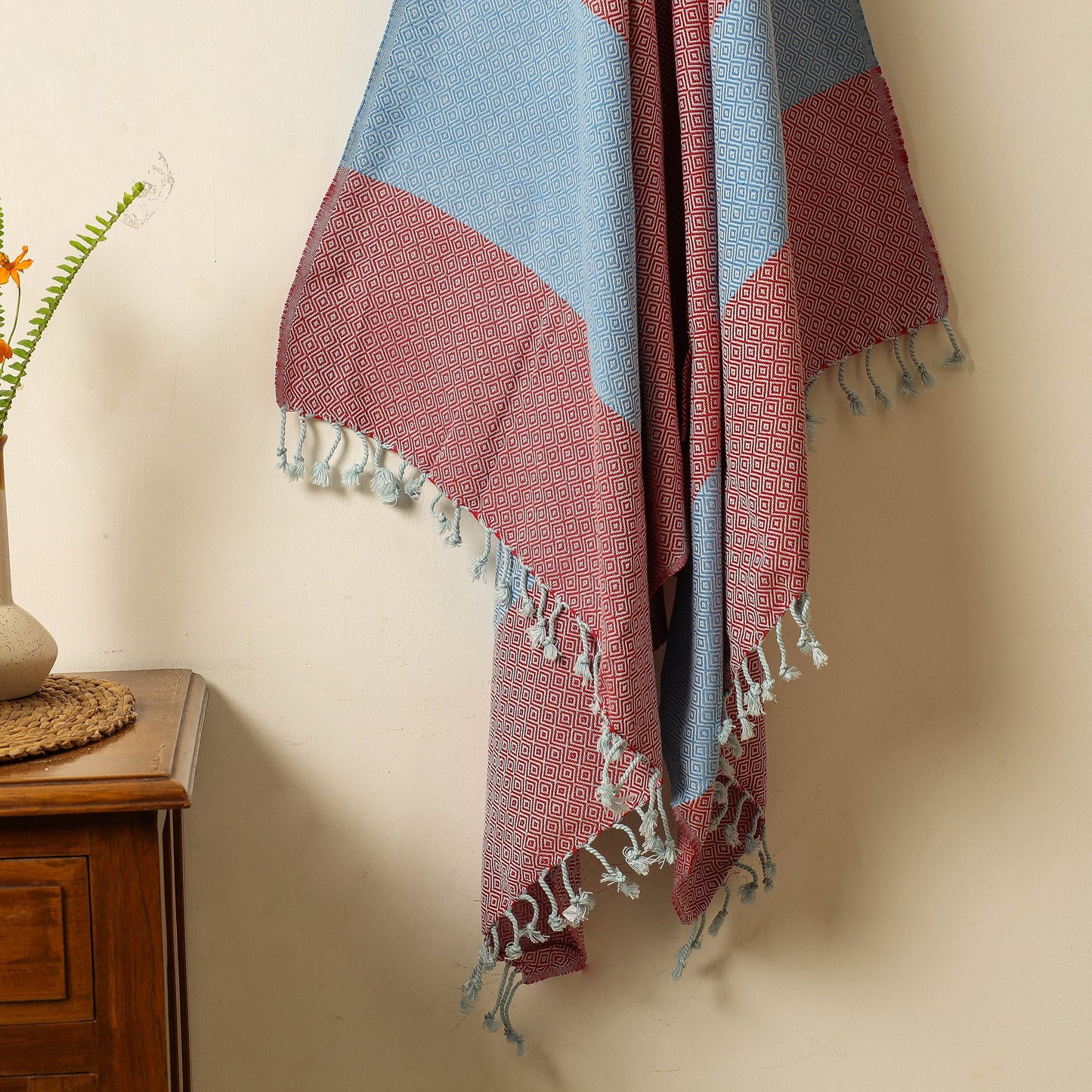 Buy Handloom Cotton Towel with Tassels from Bijnor by Nizam l iTokri.com