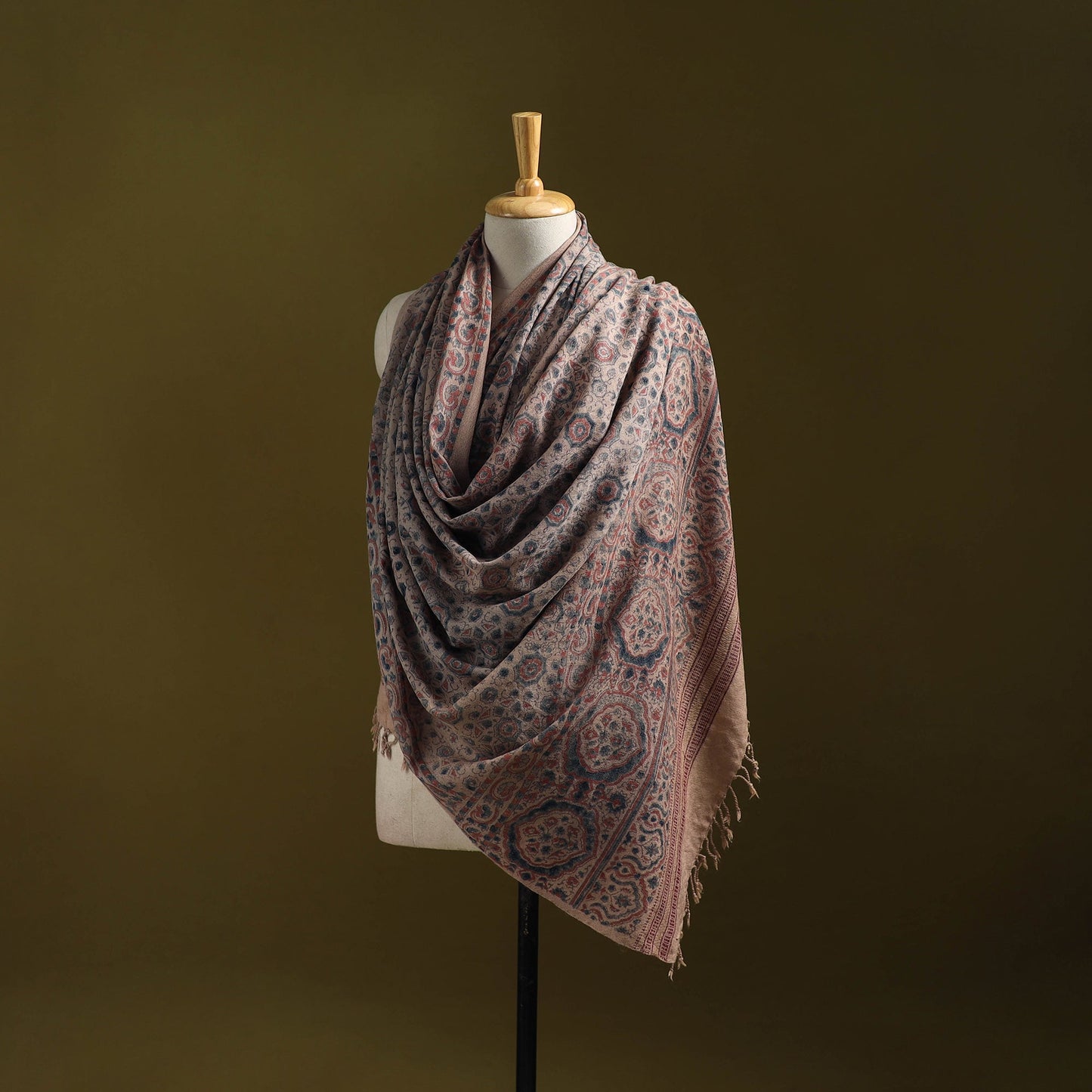 Merino wool natural dyed handwoven hand shawl 01