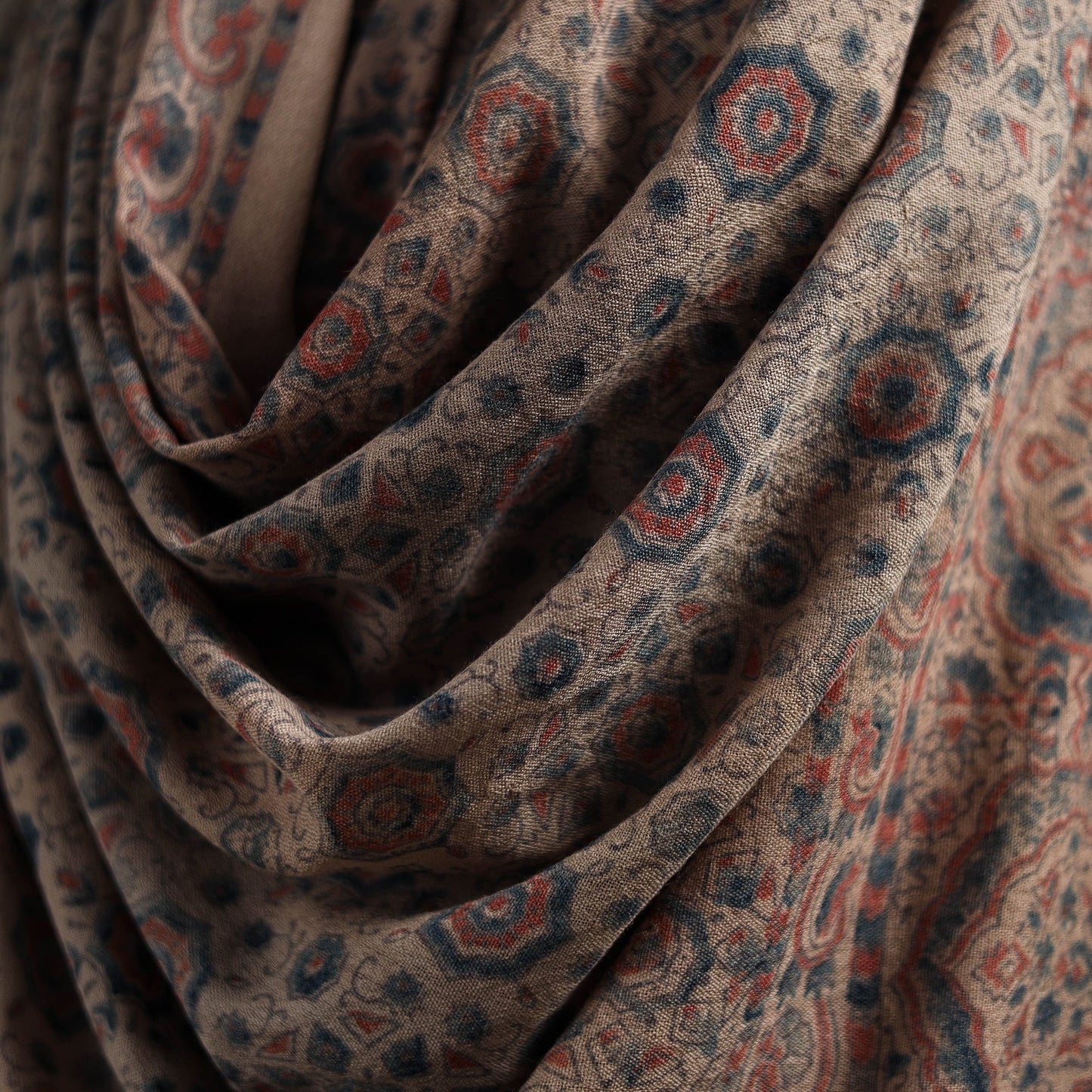 Merino wool natural dyed handwoven hand shawl 01