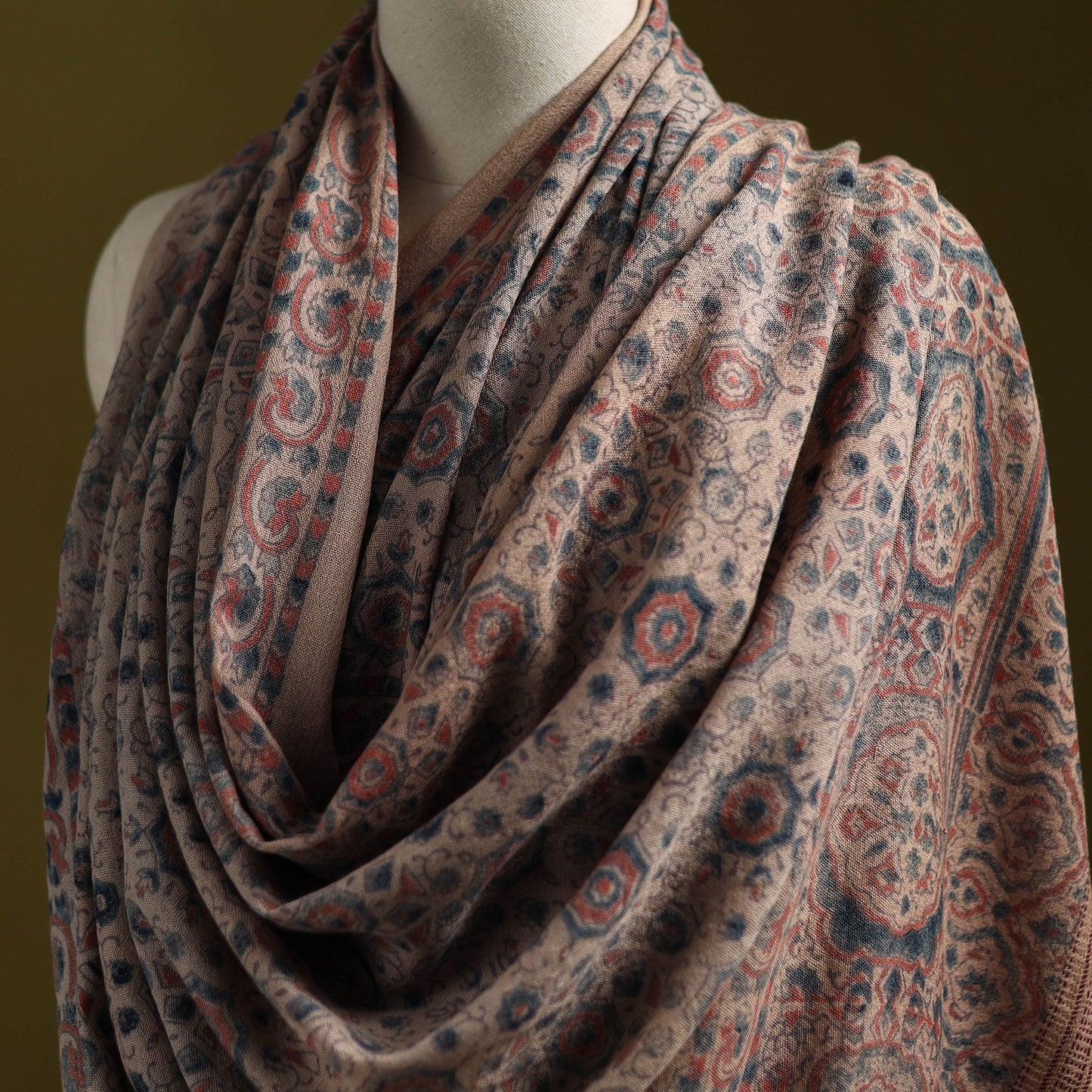 Merino wool natural dyed handwoven hand shawl 01