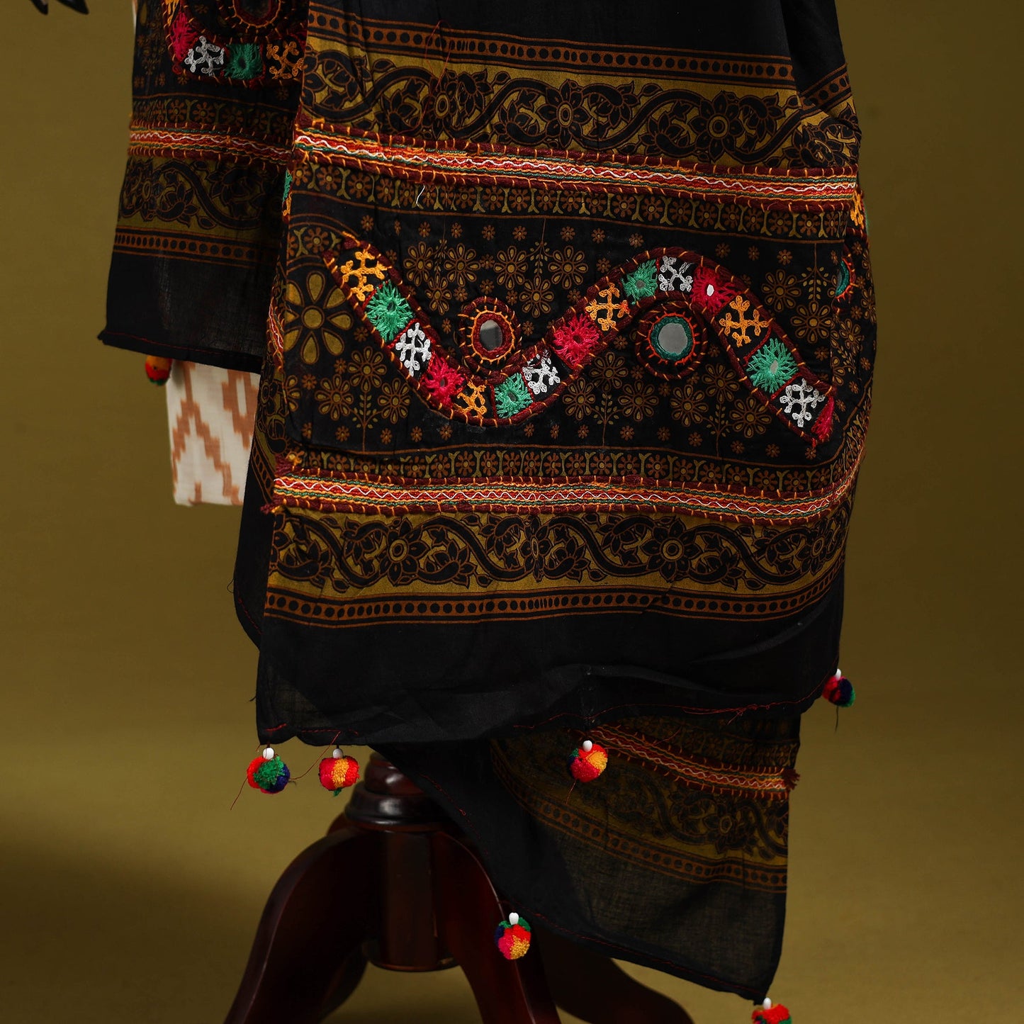 Mirror work printed cotton kutch hand embroidery dupatta 01