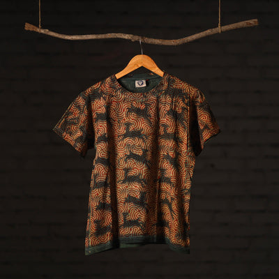 Buy Bindaas Natural Dyed Art Block Print Round Neck T-shirt in Pure Cotton Online at iTokri.com