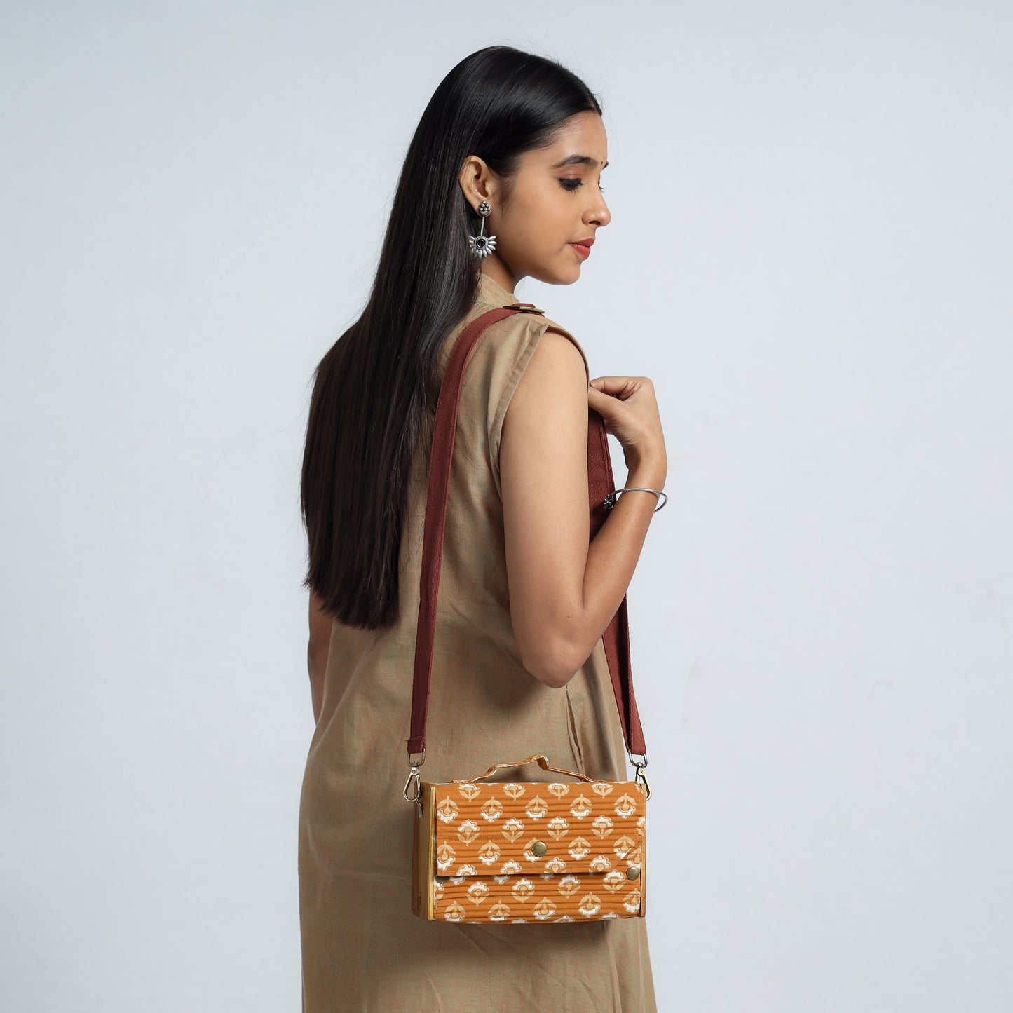  DIY Box Sling Bag / Clutch with Changeable Sleeve Online at iTokri.com 