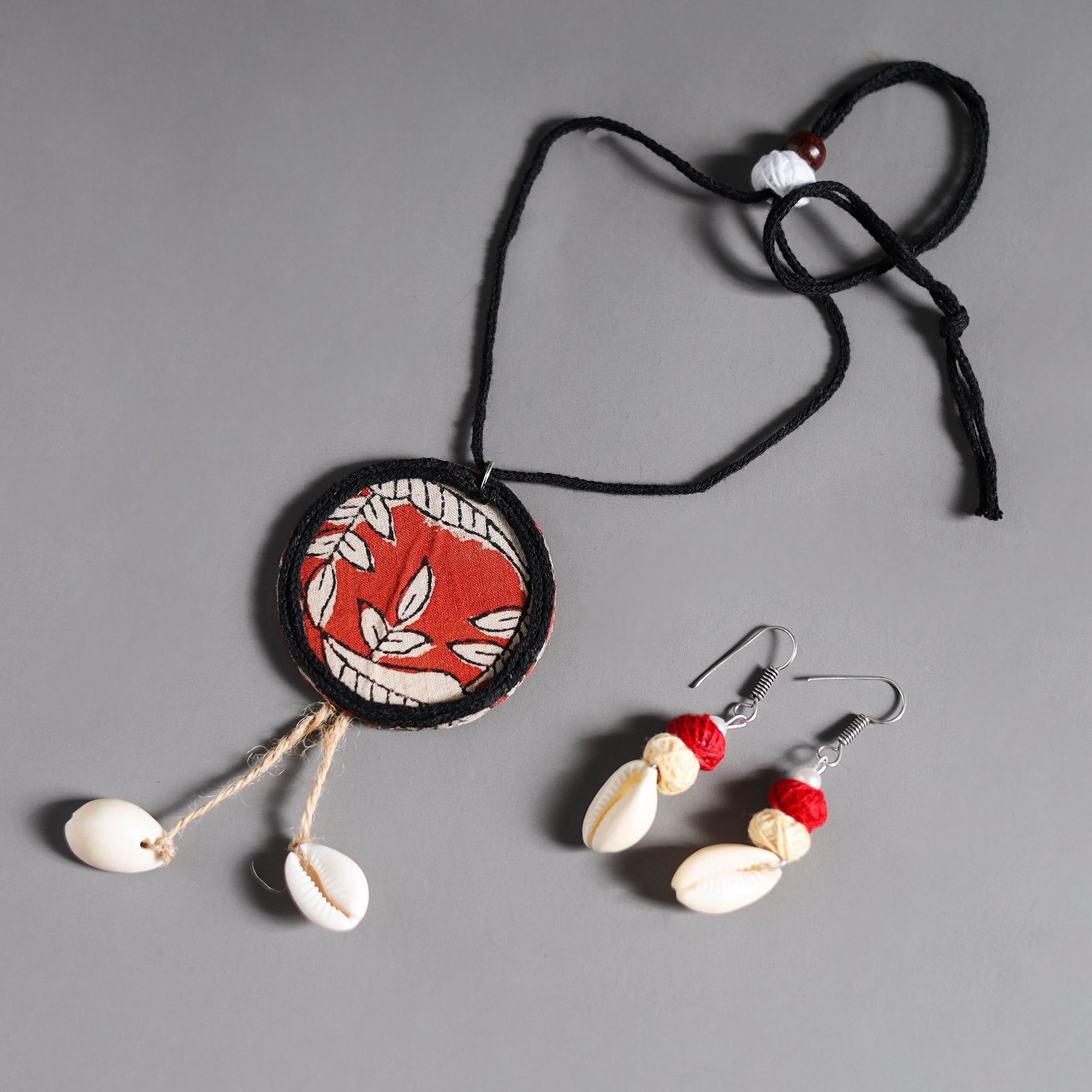 Multicolor handmade fabart shell work necklace set 07