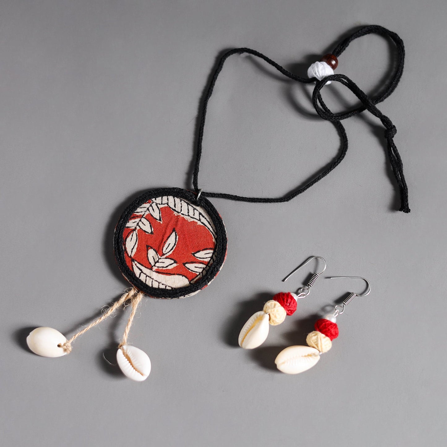 Multicolor handmade fabart shell work necklace set 07