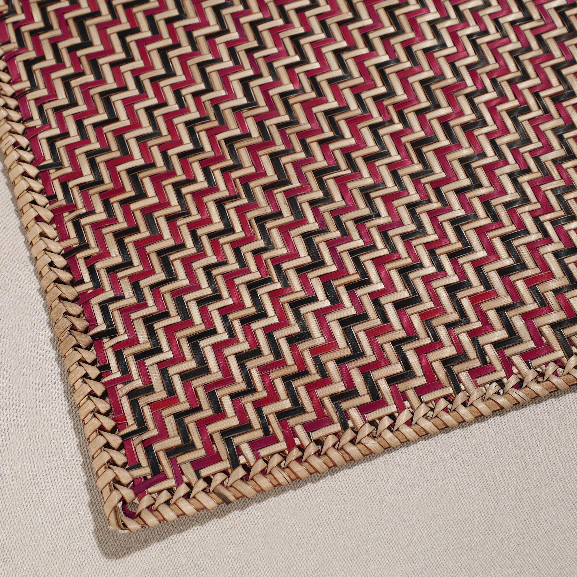 Multicolor Handmade Water Hyacinth Placemat with Border from Assam (18 x 13 in)