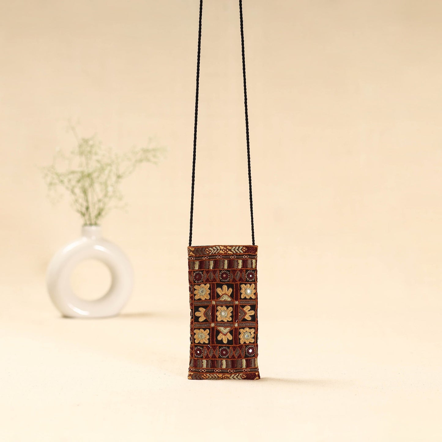 Kutch node hand embroidered sling dori mobile pouch 102