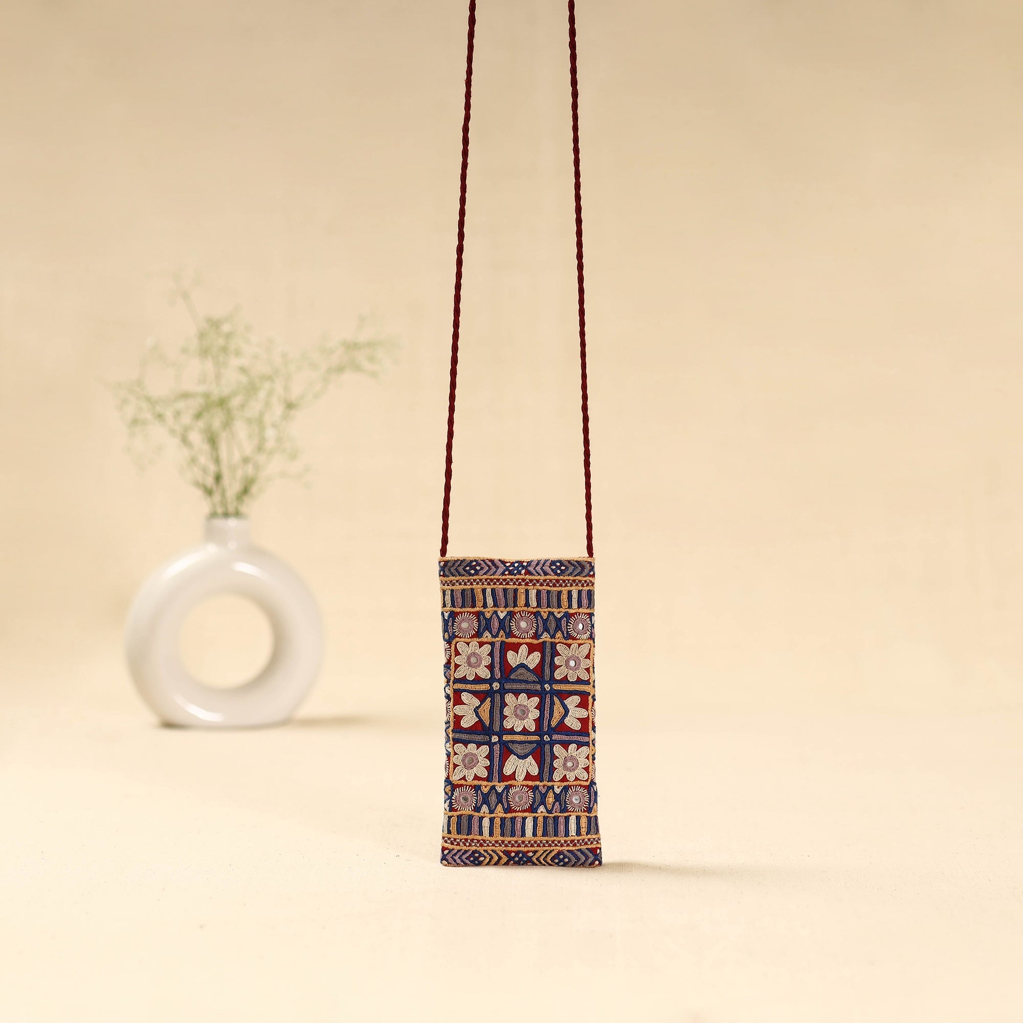 Kutch node hand embroidered sling dori mobile pouch 104