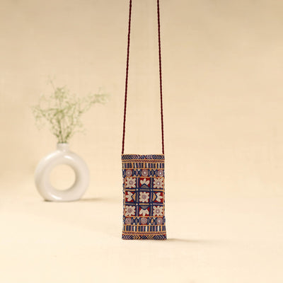 Kutch node hand embroidered sling dori mobile pouch 104