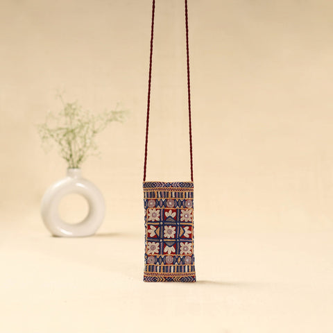 Kutch node hand embroidered sling dori mobile pouch 104