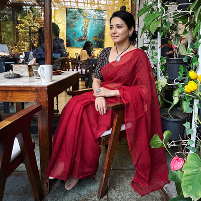 Red Nazaakat Kota Doria Cotton Plain Saree with Blouse & Jewellery Set, draped and worn by a woman, AI visual of the saree, iTokri