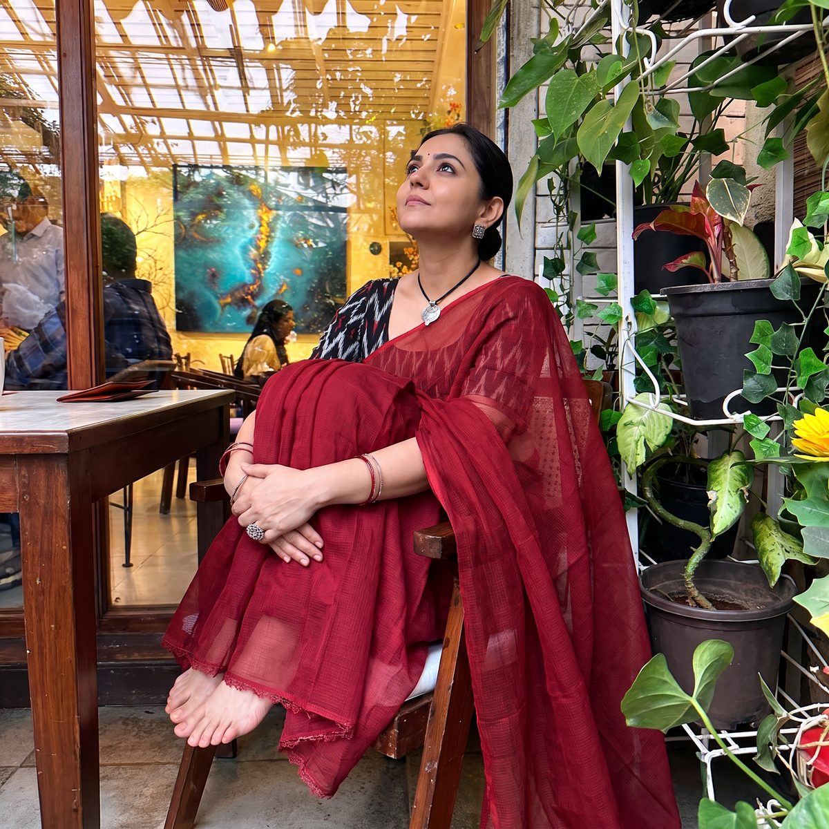 Red Nazaakat Kota Doria Cotton Plain Saree with Blouse & Jewellery Set, draped and worn by a woman, AI visual of the saree, iTokri