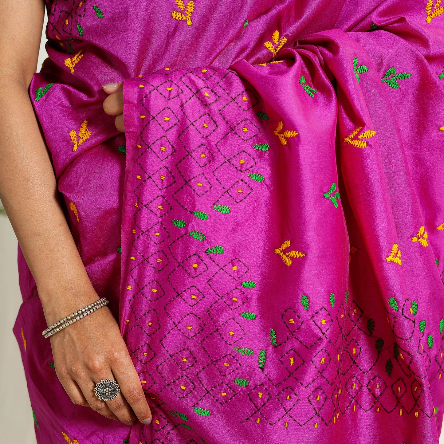  Buy Pink Bengal Hand Embroidery Silk Nakshi Kantha Saree