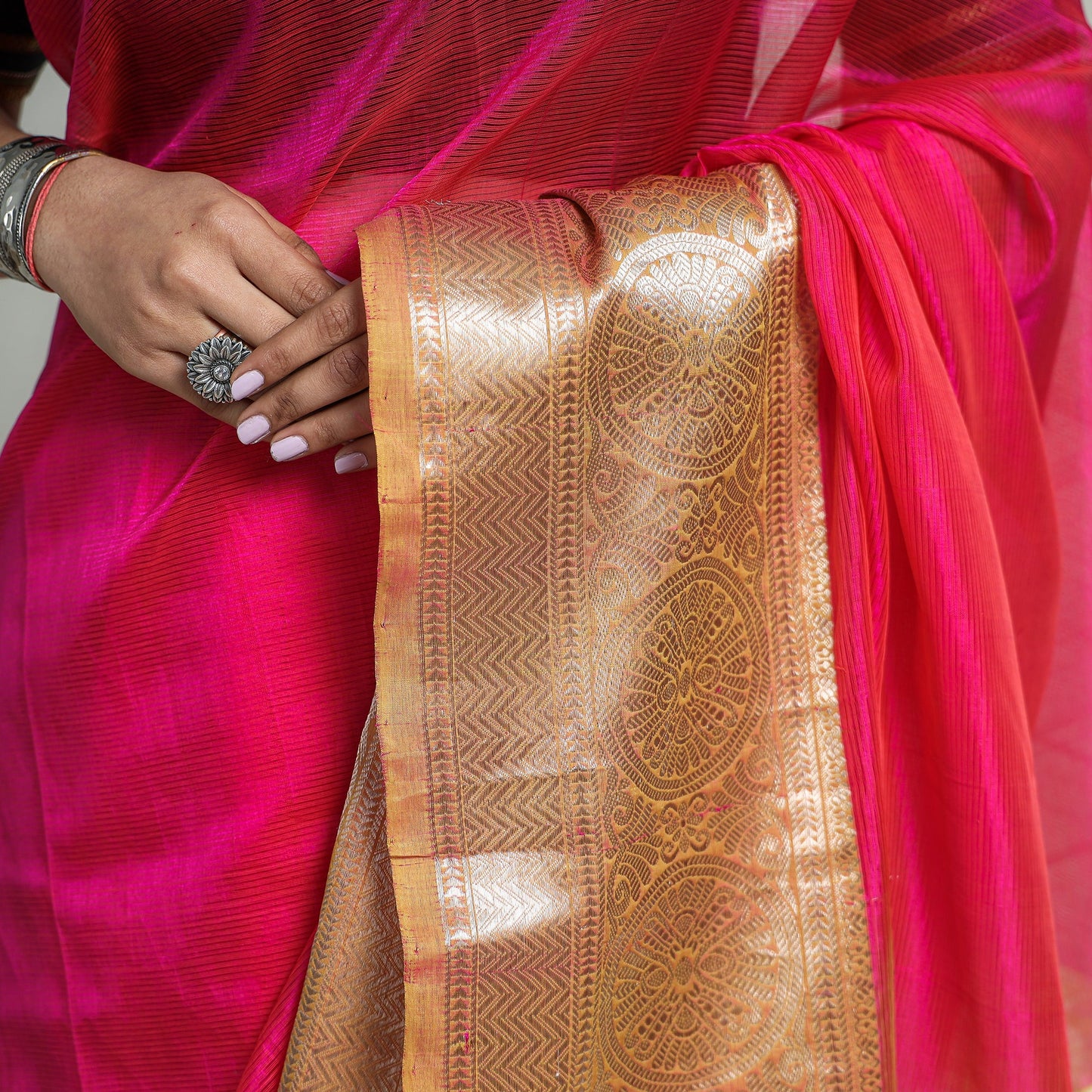 Buy  Mangalagiri Handloom Cotton Saree with Zari Border Online at iTokri.com