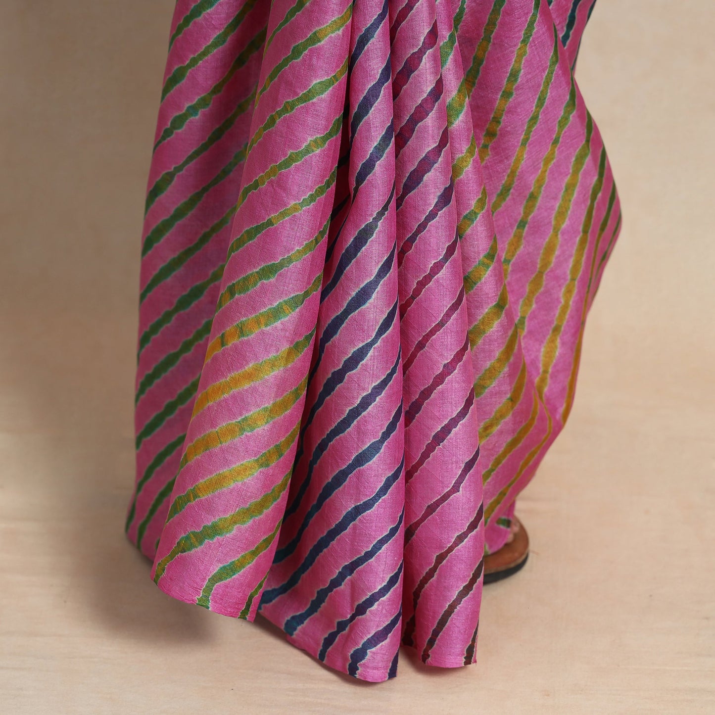 Buy Leheriya Tie-Dye Tussar Silk Handloom Saree Online l iTokri.com