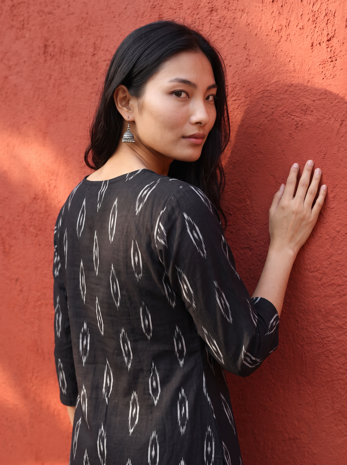 Black Pochampally Ikat Cotton Pintuck Yoke Kurta, over the shoulder view, black cotton, blurred white leaf marks, AI visual of the kurta, iTokri