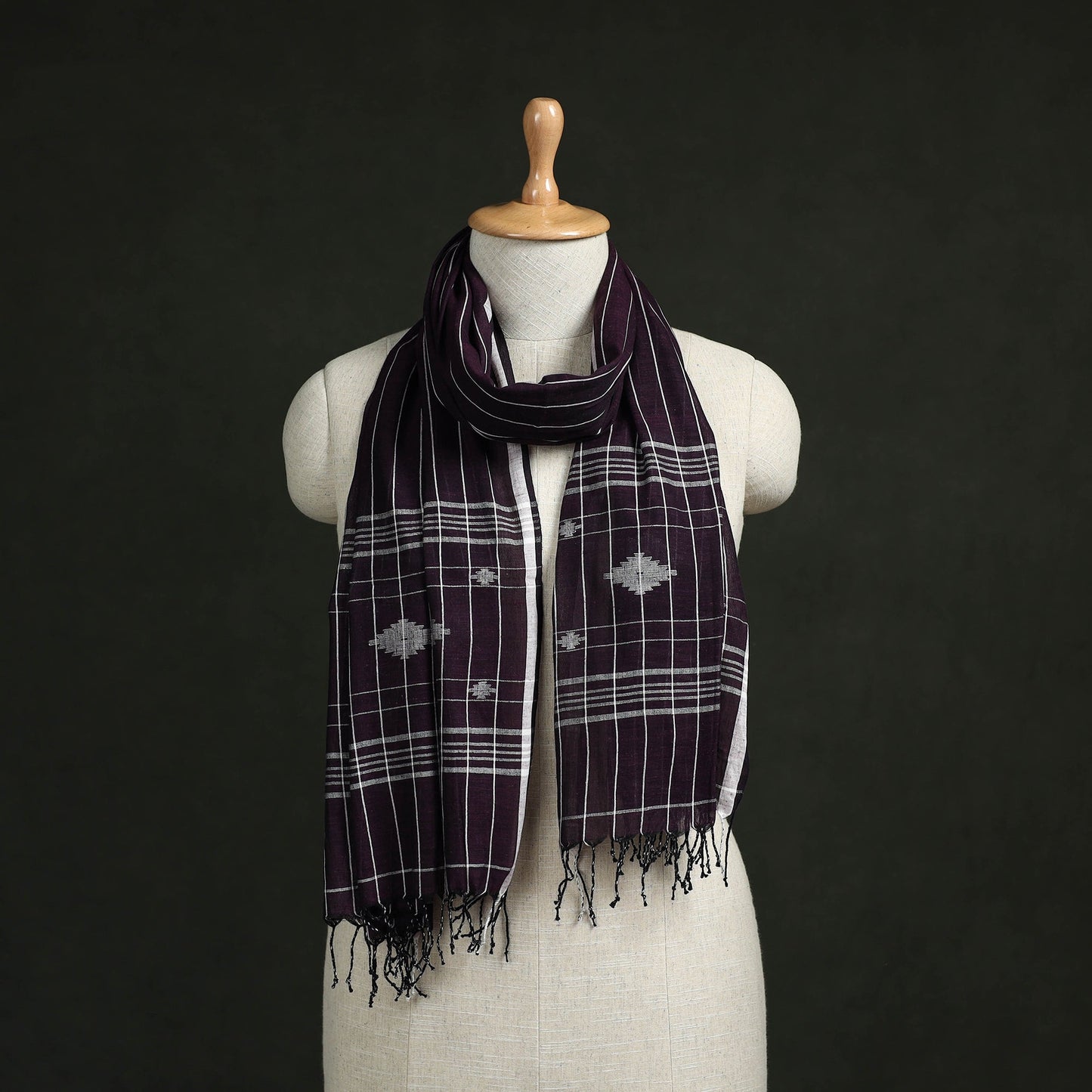 Handloom cotton burdwan jamdani stole with tassels 16