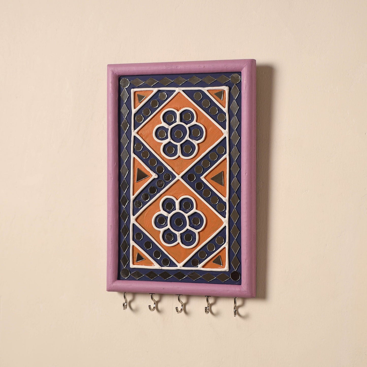 Kutch mud mirror work lippan art key holder (9 x 6 in) 40