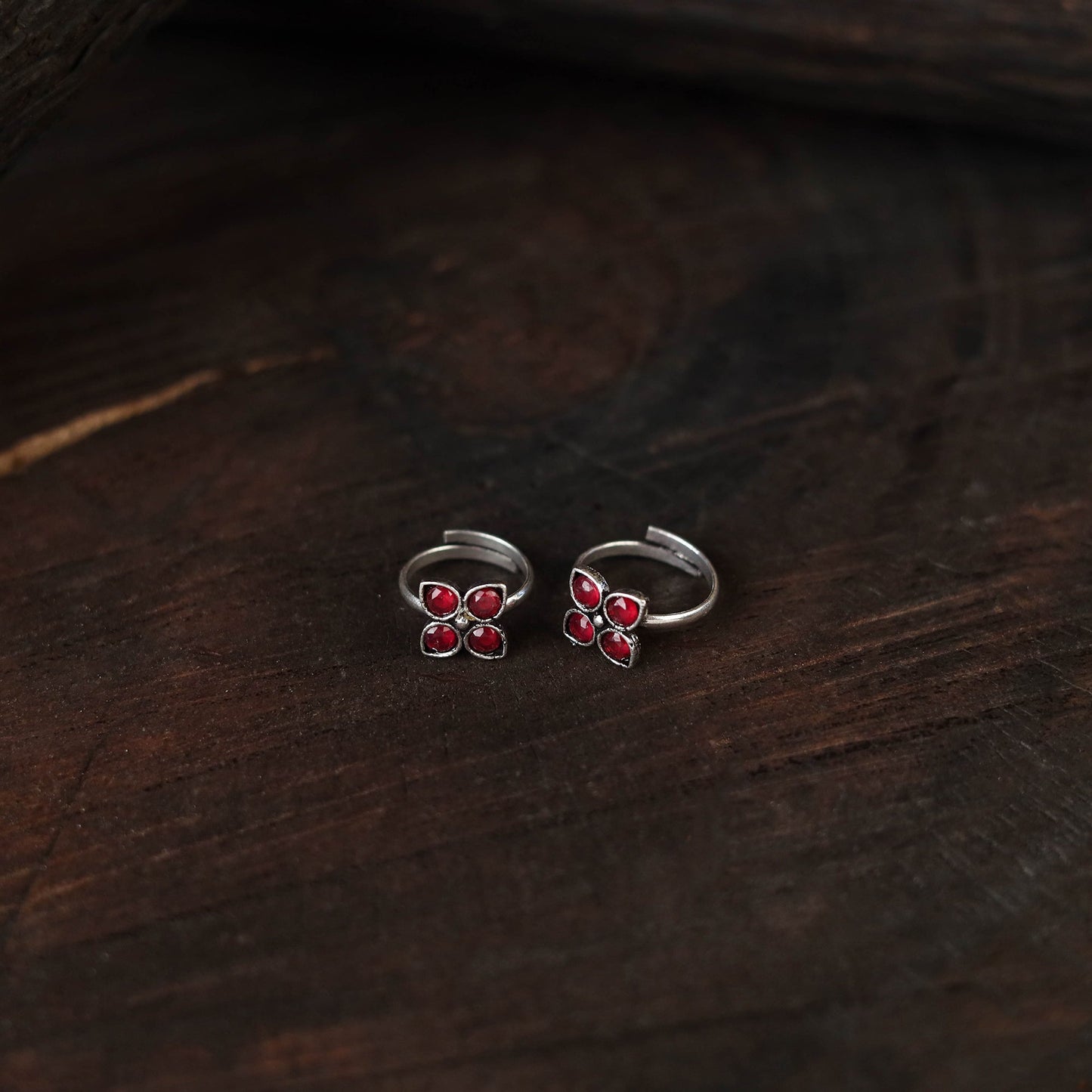 Red - antique silver finish oxidised toe rings (adjustable)