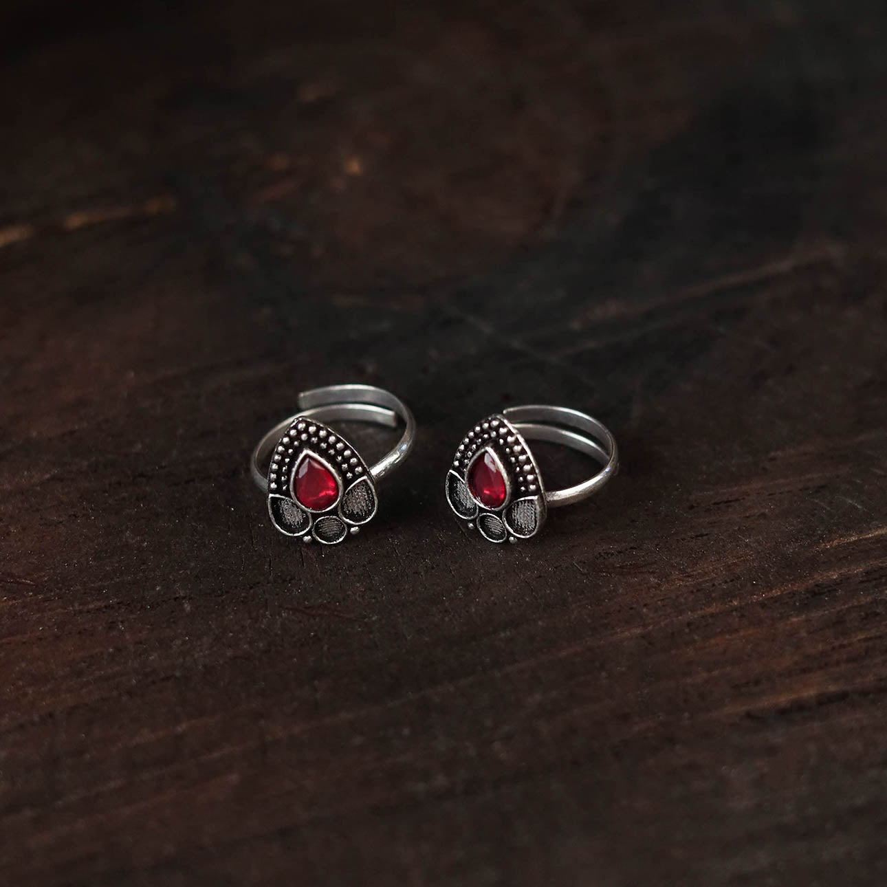 Red - antique silver finish oxidised toe rings (adjustable)