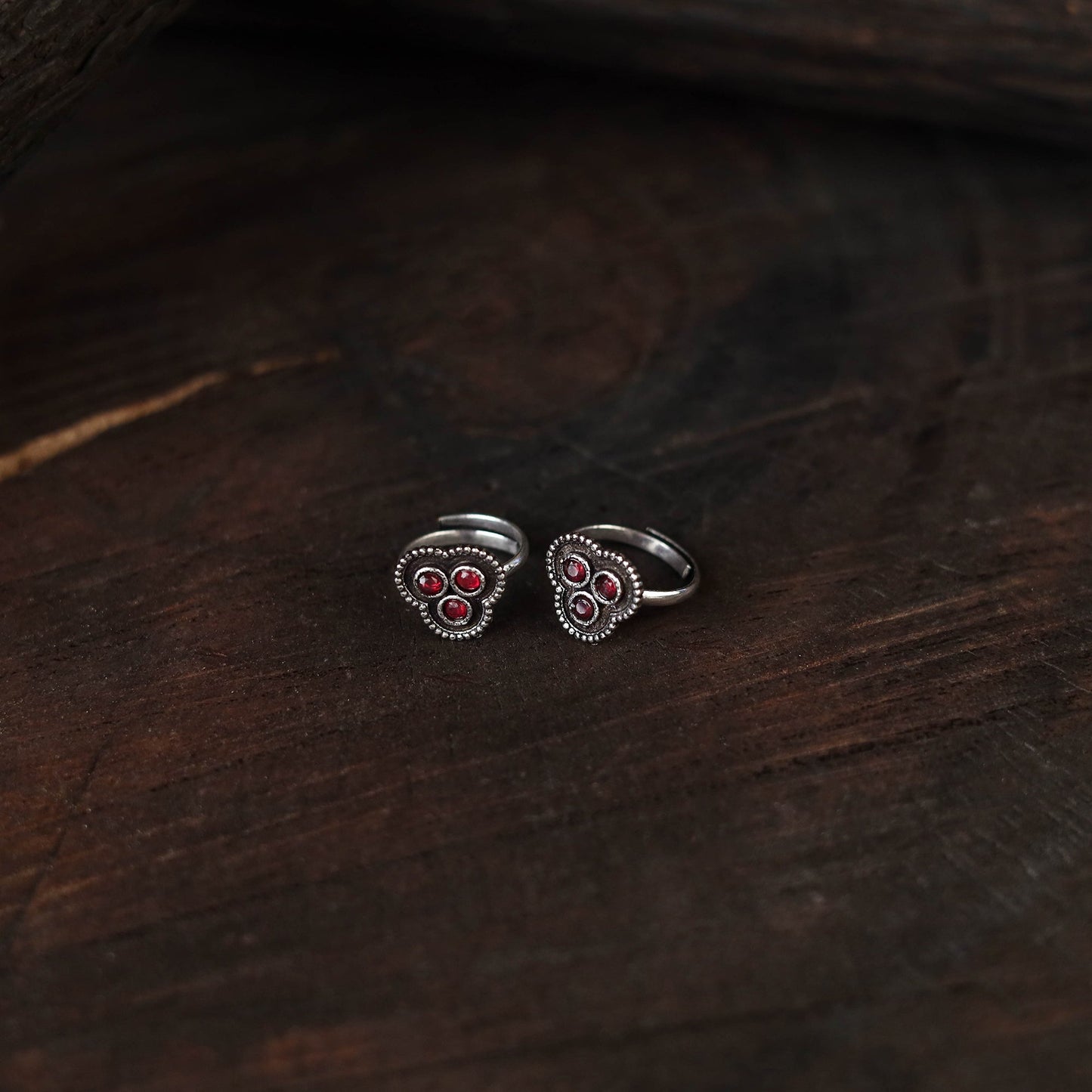 Red - antique silver finish oxidised toe rings (adjustable)