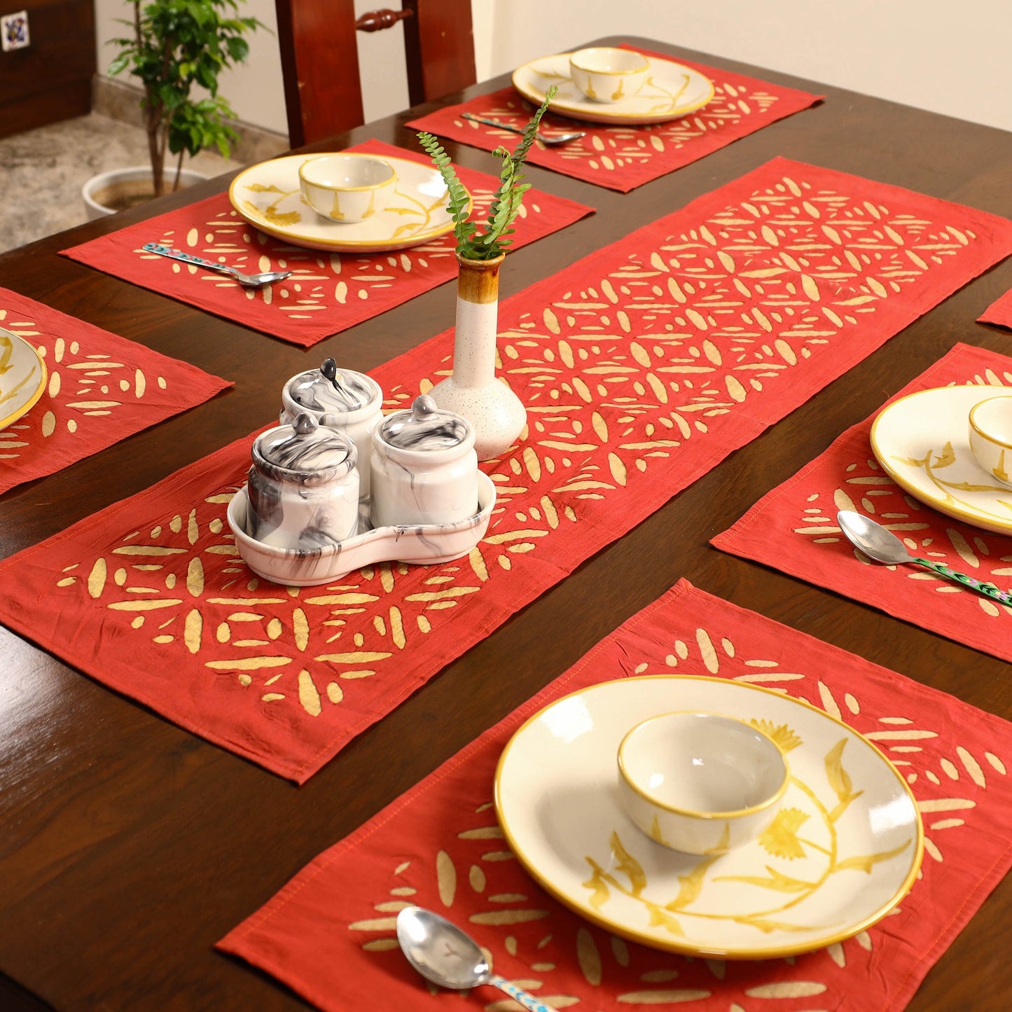 Red Applique Cotton Table Runner with Table Mat Set