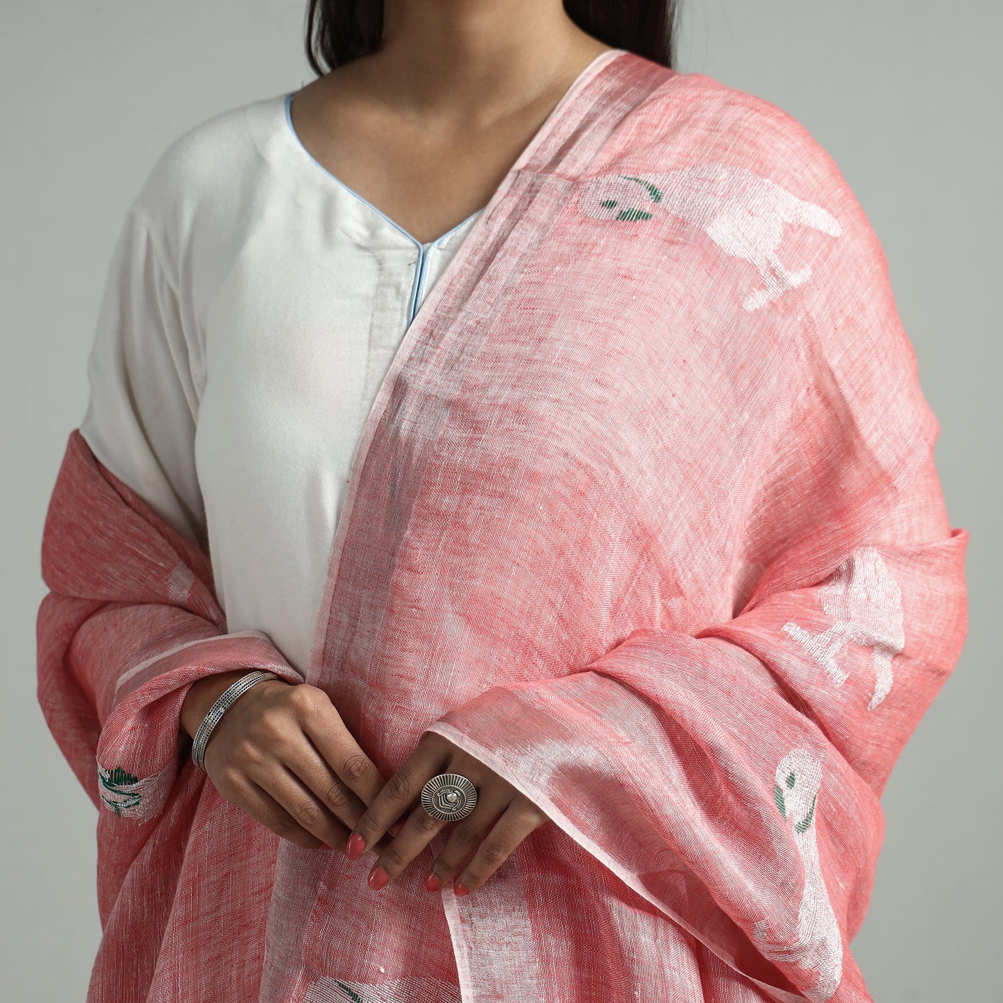 Red - bengal jamdani handloom linen dupatta with tassels 12