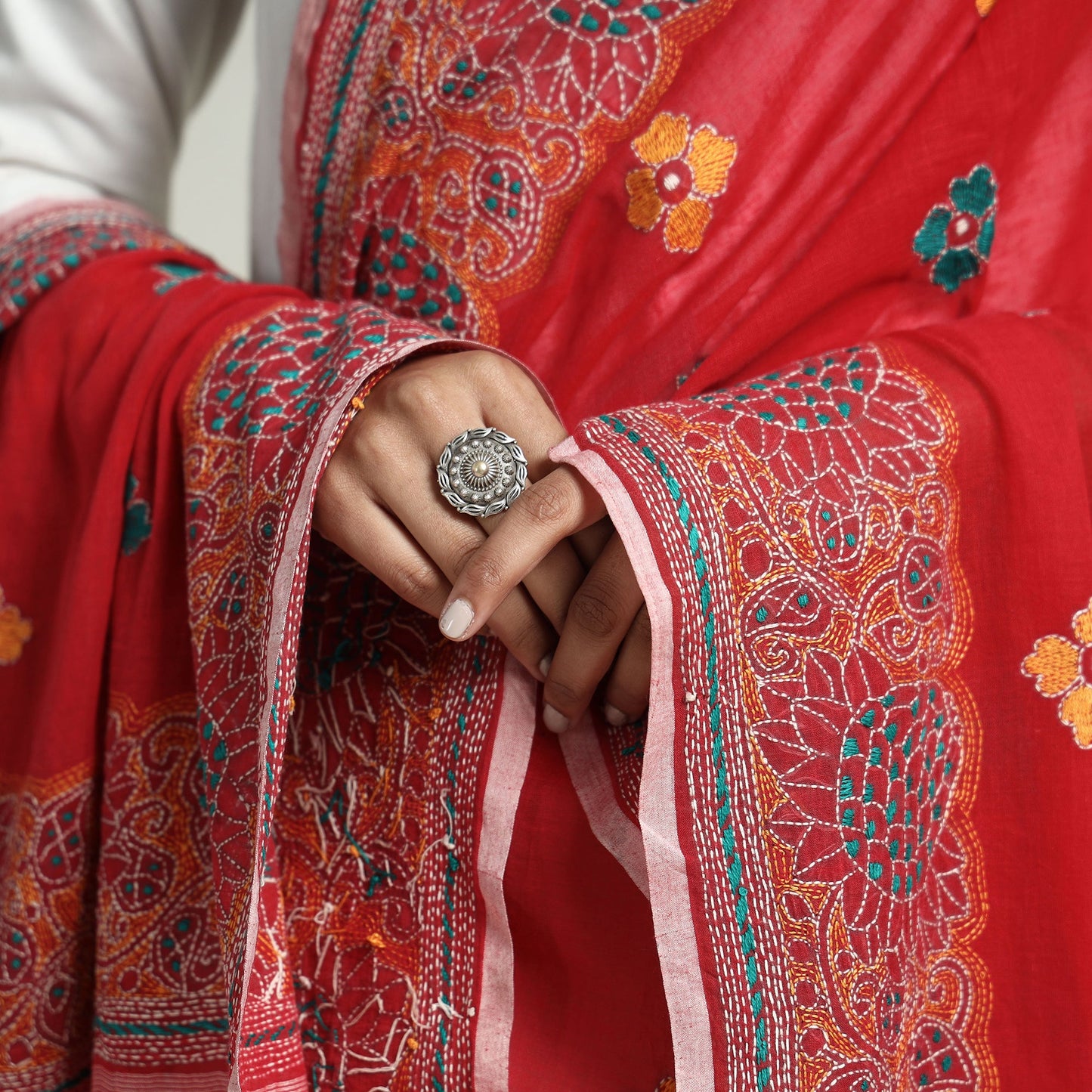  Bolpur Kantha Embroidery Cotton Handloom Dupatta with Tassels Online at iTokri.com